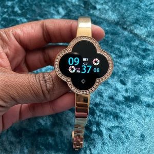 Smartwatch- gold clover shape